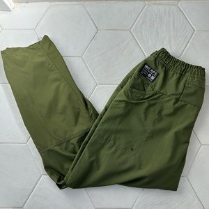 Nike Dri-FIT ADV A.P.S. Men’s Woven Fitness Pants in Rough Green/Black